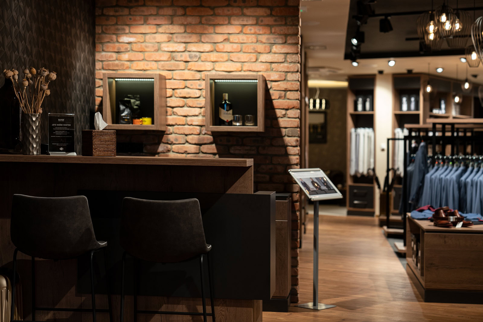 Česká módní značka Pánské obleky BANDI pomáhá mužům k úspěchu v práci, ve společnosti, při studiích i v osobním životě