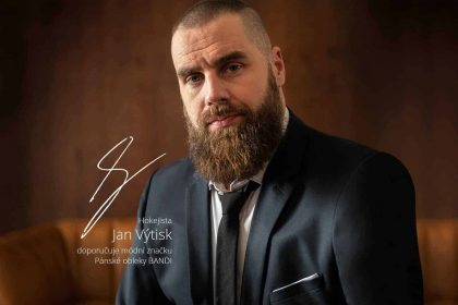 Extraligový hokejista Jan Výtisk v obleku módní značky Pánské obleky BANDI