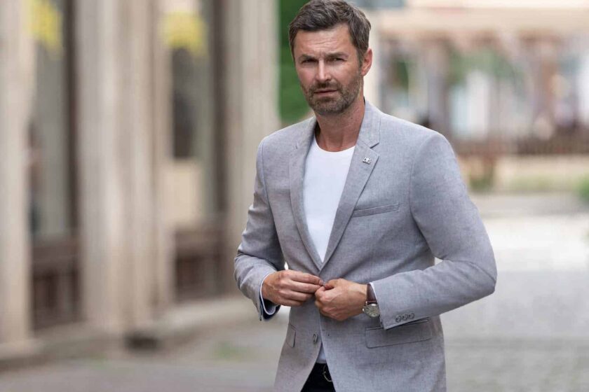I v kombinaci trika a saka budete vypadat elegantně