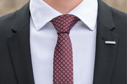 Dokonalý kravatový uzel uvázaný v ruce – náhled