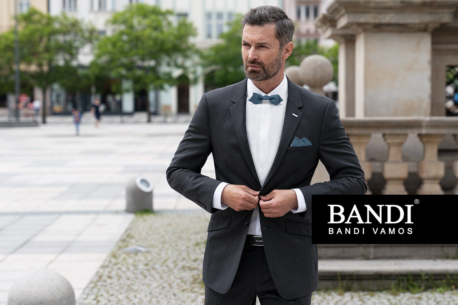 Příklad outfitu pro svatebního hosta – antracitový oblek Horacio s elegantními doplňky