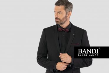 Černý oblek Corneli se perfektně hodí pro všechny pracovní i společenské události