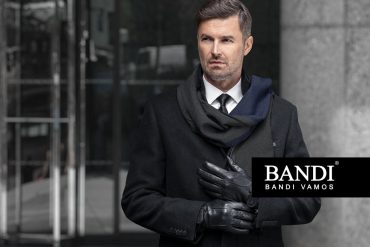 Outfit s černým kabátem, šálou a rukavicemi