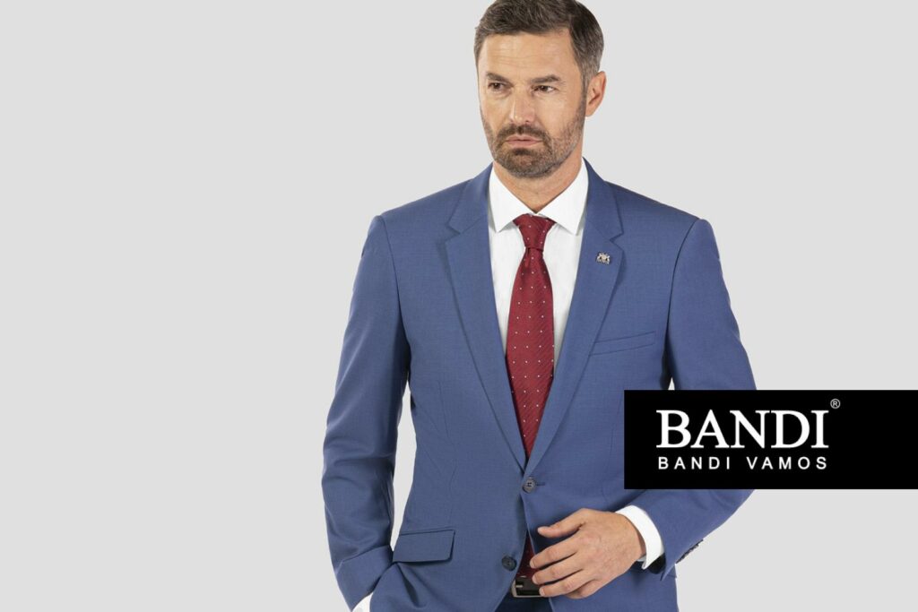 Světle modrý oblek s bílou košilí a červenou kravatou