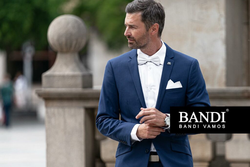 Elegantní tmavě modrý oblek Bocconi se na svatbu skvěle hodí
