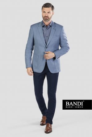Světle modré volnočasové sako BANDI se vzorovanou košilí, tmavě modrými chinos a hnědou obuví