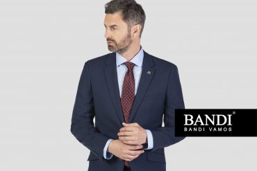 Modrý pánský oblek BANDI s košilí a červenou kravatou