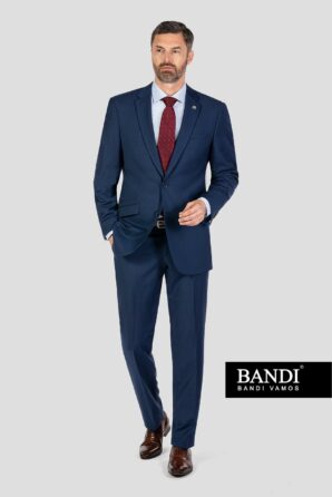Tmavě modrý oblek celá postava s červenou kravatou