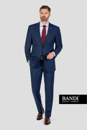 Tmavě modrý oblek celá postava s červenou kravatou