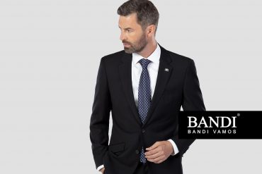Černý pánský oblek BANDI Arante s bílou košilí a modrou kravatou