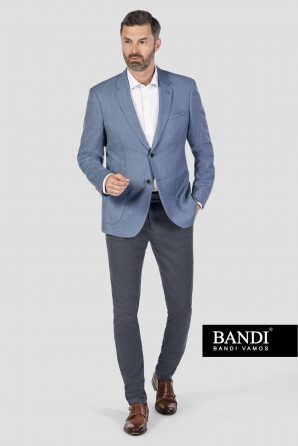 Tmavě šedé chinos kalhoty s bílou košilí na rozhalenku a světle modrým sakem