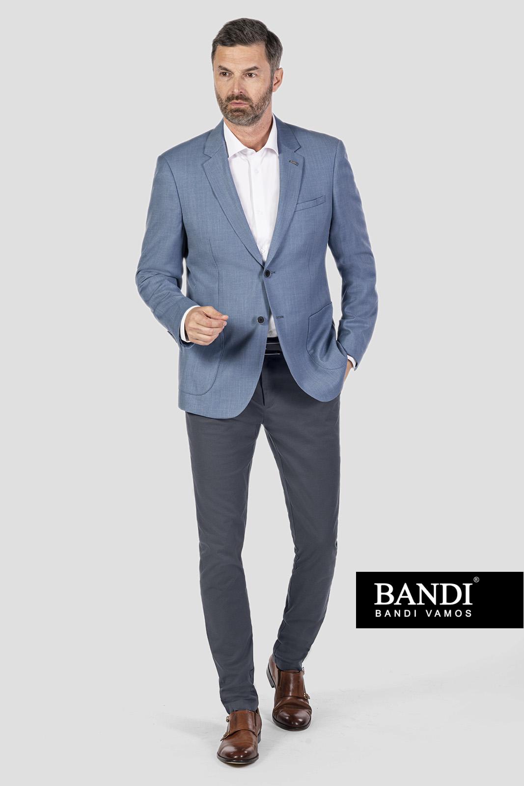 Tmavě šedé chinos kalhoty s bílou košilí na rozhalenku a světle modrým sakem