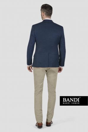 Béžové volnočasové kalhoty s modrým sakem