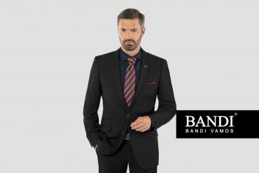 Černý pánský oblek BANDI Corneli s pruhovanou kravatou