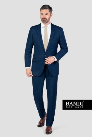 Tmavě modrý oblek s bílou košilí a béžovou kravatou