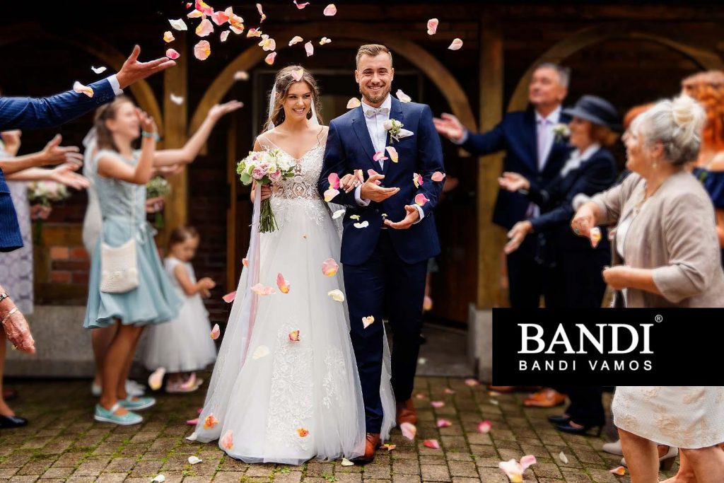 Majitel módní značky Pánské obleky BANDI Andrej Bandi Vámoš odměnil částkou 100.000 Kč za nejlepší svatební snímek v roce 2021 manžele Špačkovy