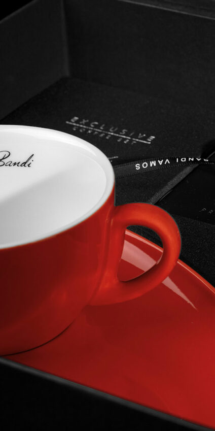 Vychutnejte si své ranní cappuccino, caffé latte nebo čaj v okázale rudém šálku BANDI, 280 ml