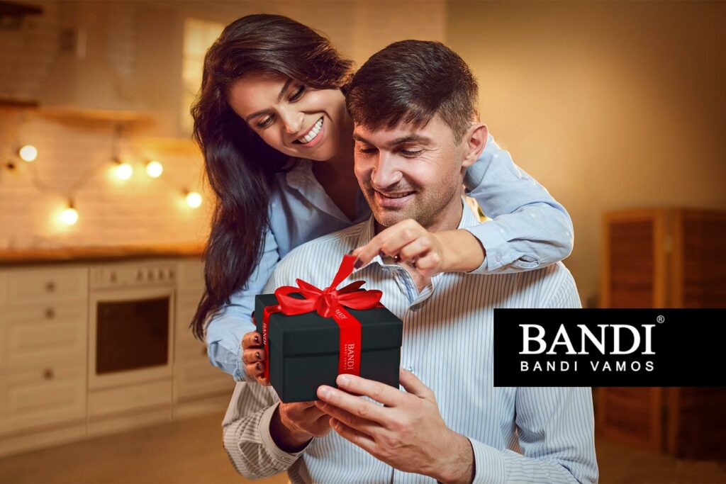 muž a žena rozbalují dárek bandi