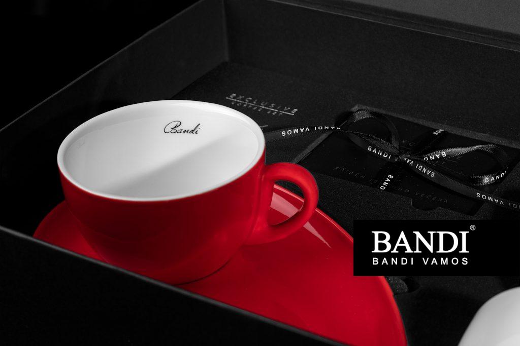 Varianta velkého šálku BANDI v energické rudé s dokonale oblými tvary pro váš jedinečný zážitek z kávy.
