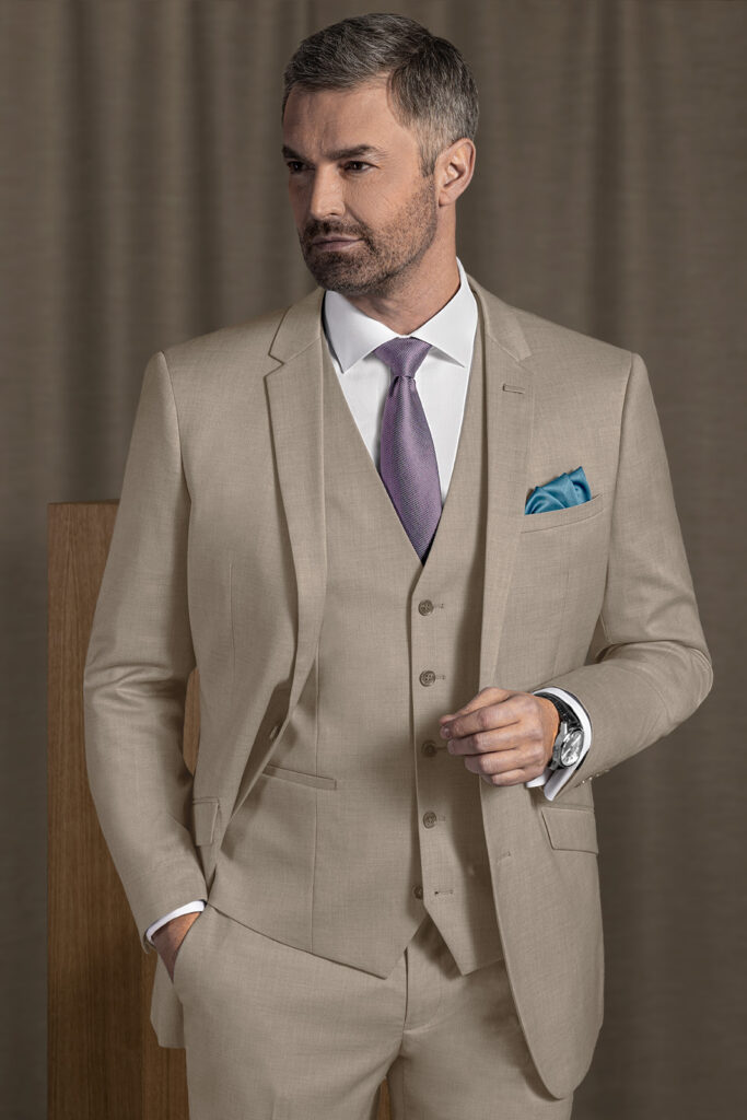 Návrháři od BANDI navrhli tento střih jako Slim Fit. To znamená, že je vyštíhlený. Krásně kopíruje postavu a podtrhne tak mužný vzhled.