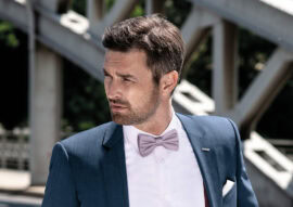 Pánský oblek BANDI Pescaro v netradiční kombinaci s košilí BELLORI Bianco, motýlkem GALLA 20 Polvere, kapešníčkem GALLA 01 oživené o stylové pánské šle EXCLUSIVE 17