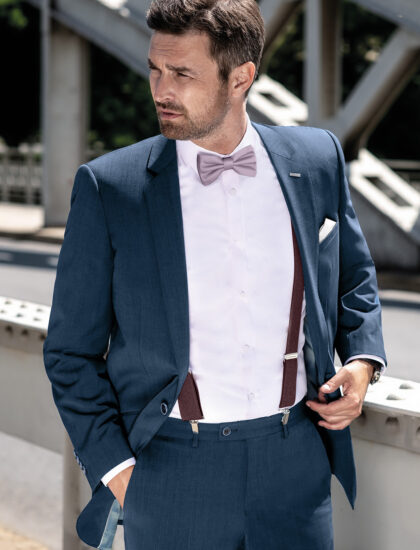 Pánský oblek BANDI Pescaro v netradiční kombinaci s košilí BELLORI Bianco, motýlkem GALLA 20 Polvere, kapešníčkem GALLA 01 oživené o stylové pánské šle EXCLUSIVE 17