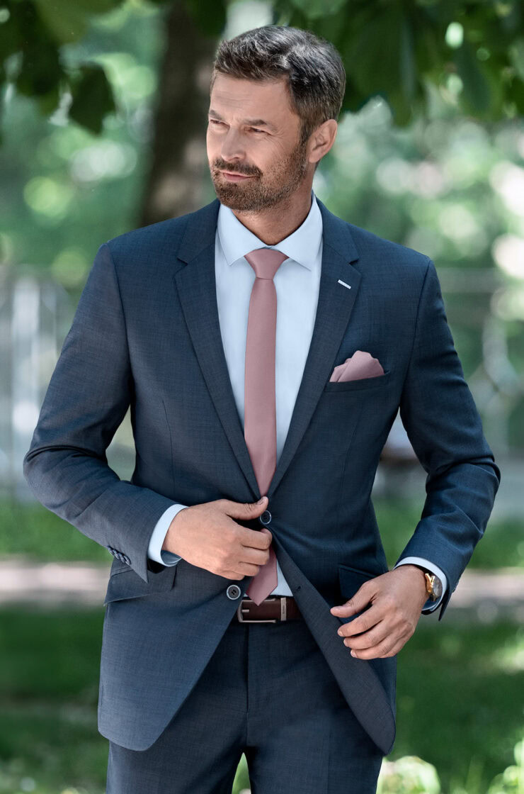 Pánský oblek BANDI Pescaro ve svěží kombinaci s košilí DILENIO Azzur, kapesníčkem GALLA 15 Mauve a kravatou GALLA 15 Mauve