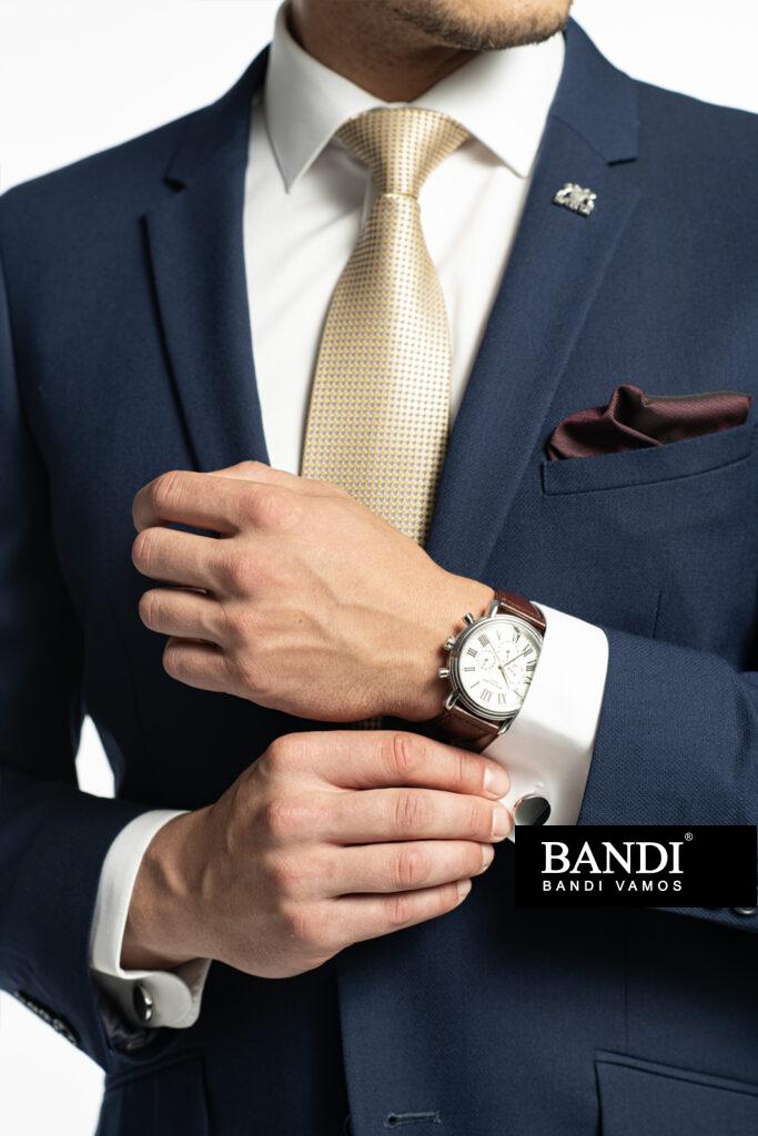 Univerzální manžeta rukávu značkové košile BANDI. Verze spolu s kovovými manžetovými knoflíčky.