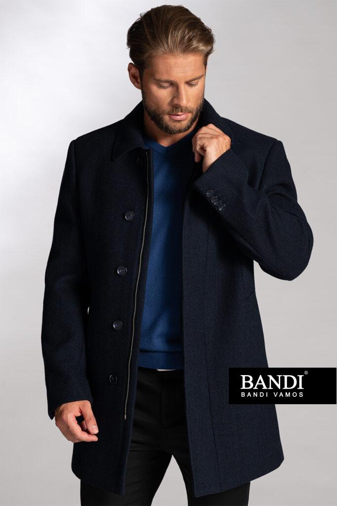 Pánský značkový svetr BANDI s výstřihem do tvaru písmene V. V kombinaci s kabátem BANDI