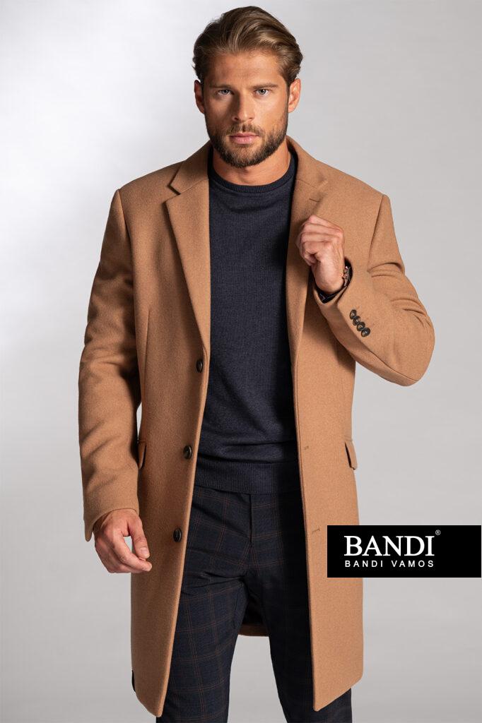 Pánský svetr BANDI z jemného úpletu a s kulatým výstřihem spolu s kabátem a volnočasovými kalhotami značky BANDI