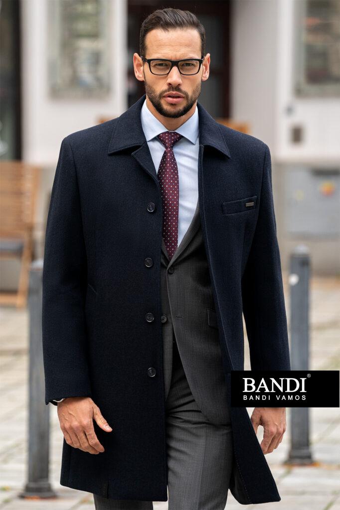 Tmavě modrý pánský kabát je ideální volbou svrchního oblečení do zaměstnání