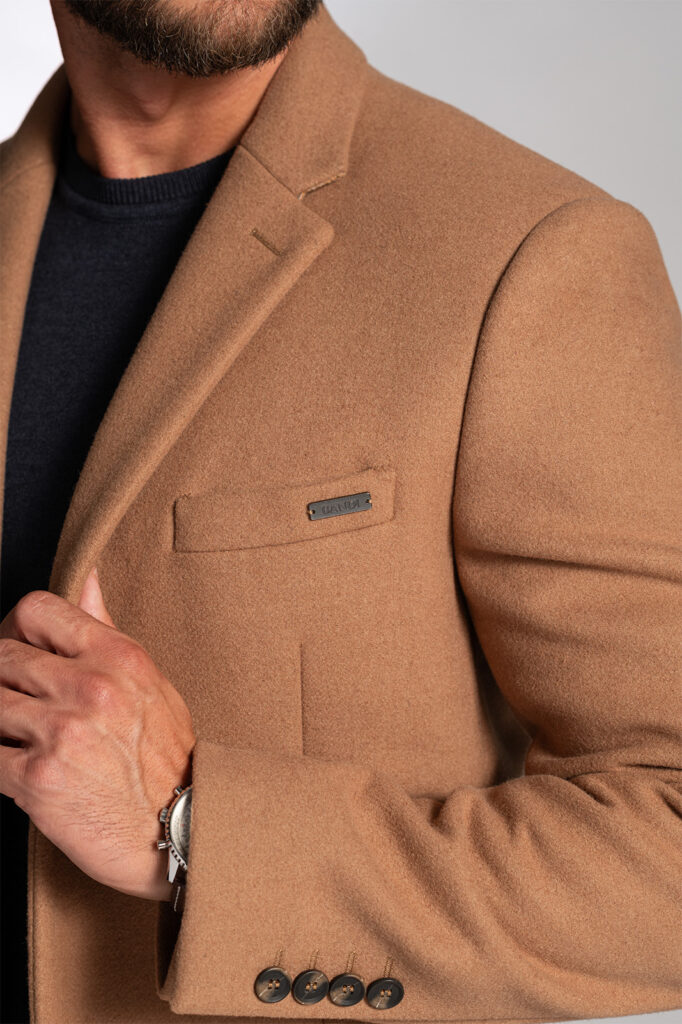 Detail luxusní, hřejivé a dokonale prodyšné látky zimního kabátu BANDI