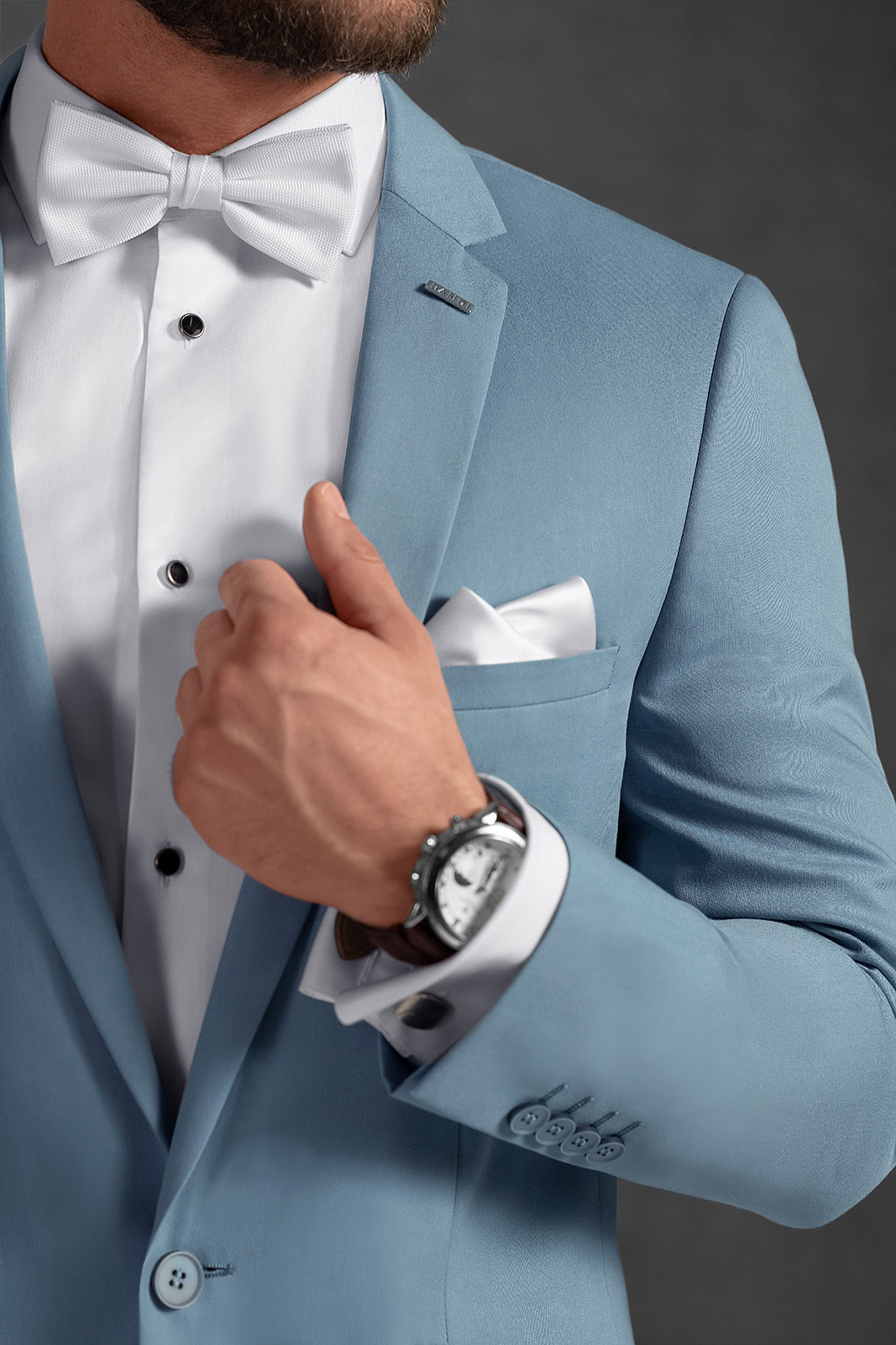 světle modrý oblek