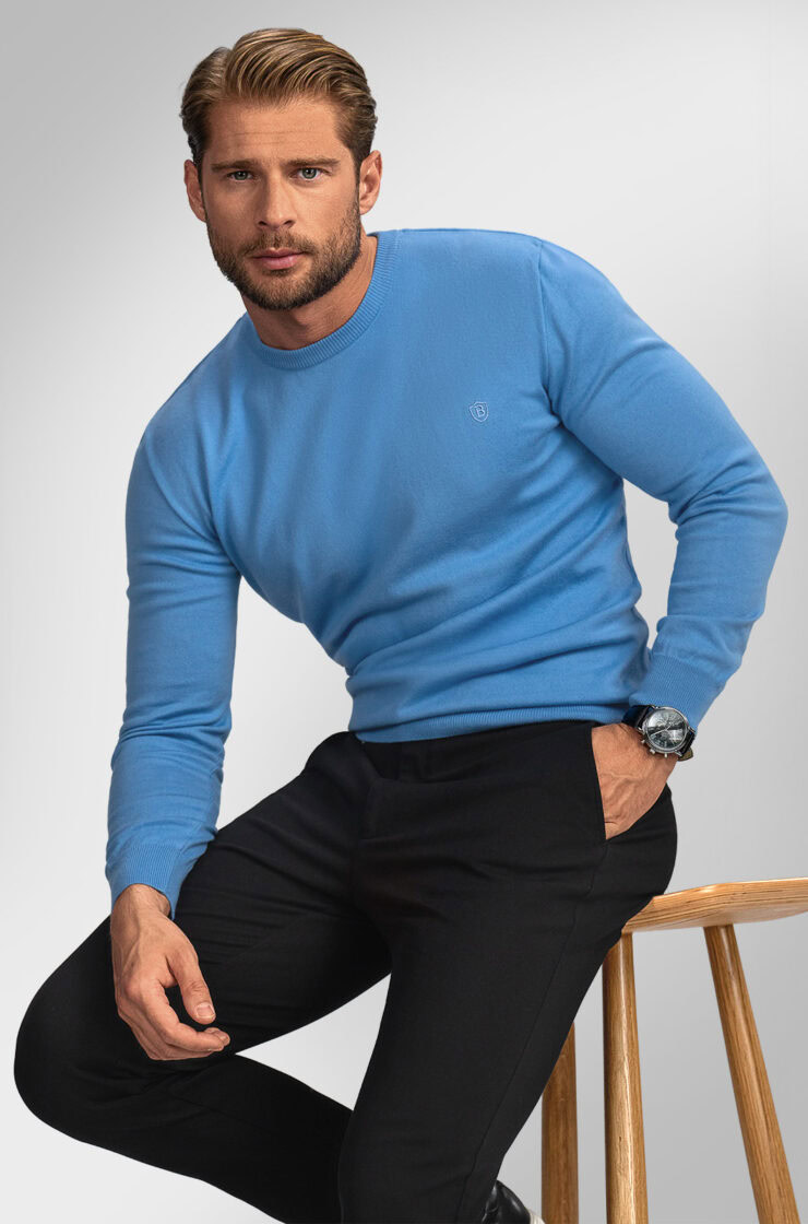 Tmavé chinos kalhoty v elegantním outfitu do zaměstnání