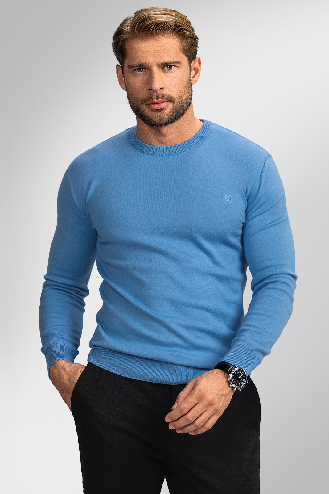 Tmavé chinos kalhoty v ležérním outfitu do zaměstnání