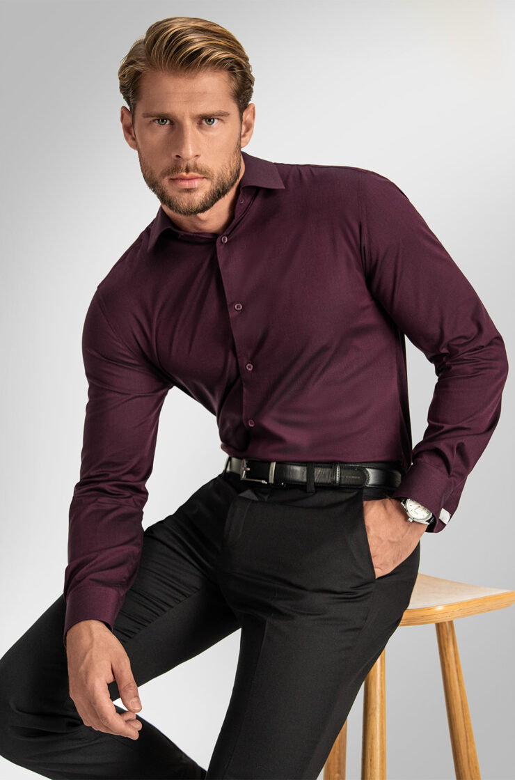 V tmavé košili zapůsobíte mužnou elegancí