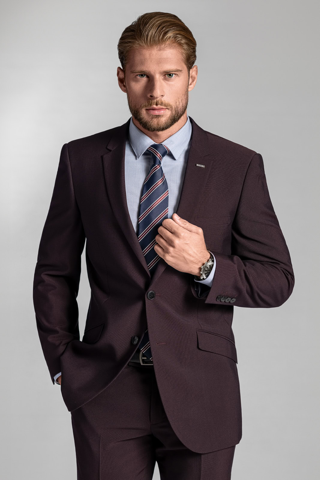 Výrazný oblek BANDI Artemio Marsala - ukázka stylového outfitu do zaměstnání