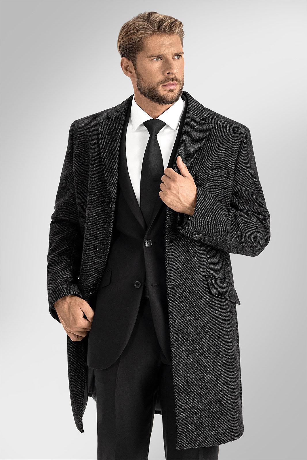 Jak nosit černý oblek