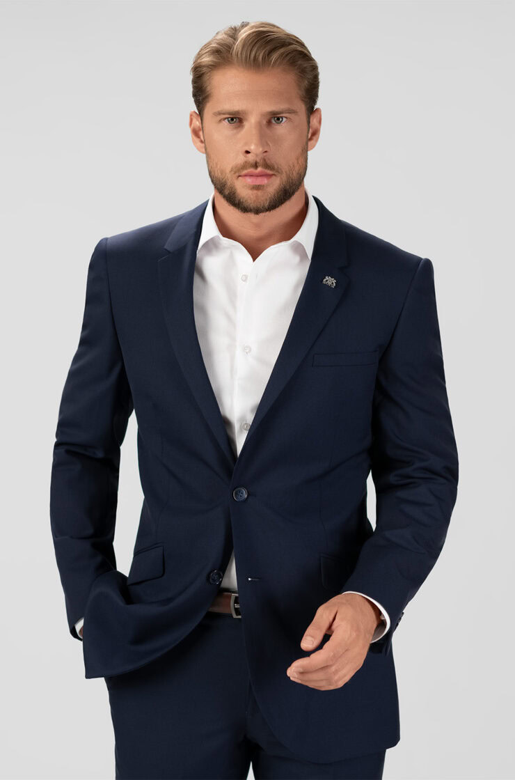 Pro přirozený vzhled nezapomeňte na košili rozepnou horní knoflíček